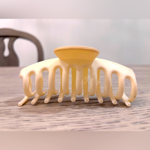 Large & Medium Sized Claw Clips In Various Colors - Picture 2 of 6